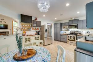 Hot Tub, Deck and Game Room Spacious Poconos Escape