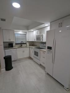 NEW condo! Just 15 min to Ft Myers and Sanibel beach! Great Location!!