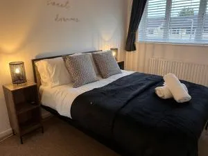 CONTRACTORS OR FAMILY HOUSE M1 Nottingham - IKEA RETAIL PARK - SWINDON CLOSE - 2 Bed Home with Driveway, private garden, sleeps 4 - TV'S in all rooms - Marlpool