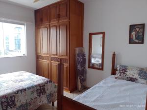 PRIME Beach e Praia do Forte a Pé e Polo Gourmet com carro no estacionamento.