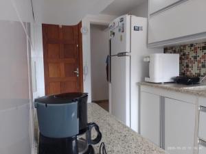 PRIME Beach e Praia do Forte a Pé e Polo Gourmet com carro no estacionamento.