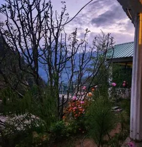 L'Ashrum Cafe & Inn - Tosh