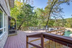 Waterfront Eureka Springs Apartment with Deck - روجرز
