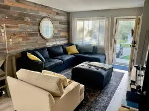 Cozy & comfy w/free parking & W/D - Broadview