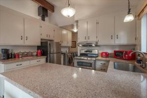 Cozy Pet-Friendly Cabin w Fenced-In Yard Close to Slopes Beach Town