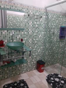 Casa com estacionamento coberto, localizada em Vila Sahy