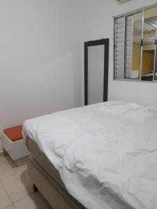 Casa com estacionamento coberto, localizada em Vila Sahy