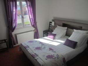 Hotels Logis Hotel Restaurant La Croisee des Chemins : photos des chambres
