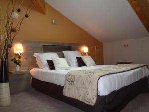Hotels Logis Hotel Restaurant La Croisee des Chemins : photos des chambres