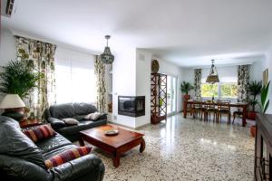 Newly furnished cozy house next to the beach