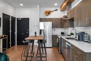 UPSCALE Cozy Nashville Condo with POOL, PATIO, PARKING