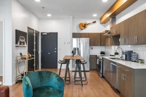 UPSCALE Cozy Nashville Condo with POOL, PATIO, PARKING