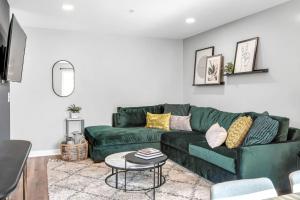 Walk to Downtown Broadway with Pool, Free Parking, and Gym