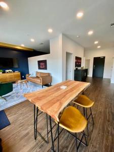 CHIC Modern Nashville Condo POOL, PATIO, PARKING