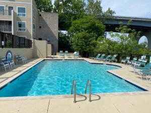 Condo with Pool and Free Parking Walk Downtown & Germantown