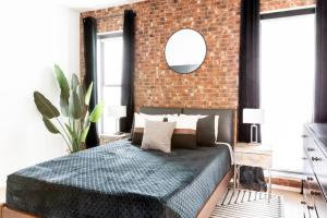 Stunning River View Condo Walk to Downtown Rooftop Patio