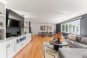 Spacious Modern Home with Separate In Law Suite, Walk to the Beach and Restaurants - يارموث الغربية