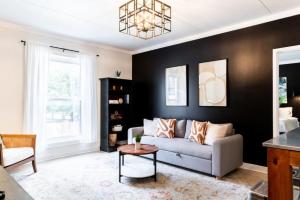 Famous Music Row Presidential Suite with Guitar Pool