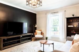 Famous Music Row Presidential Suite with Guitar Pool