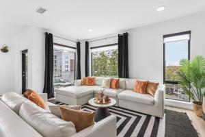 Oasis on the River with Garage Walk to Downtown