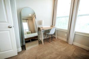 Downtown Escape - Backyard, Game room and Free Parking