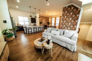 Downtown Escape - Backyard, Game room and Free Parking