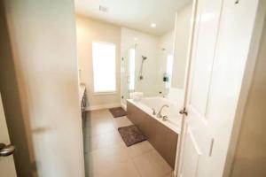 Downtown Escape - Backyard, Game room and Free Parking