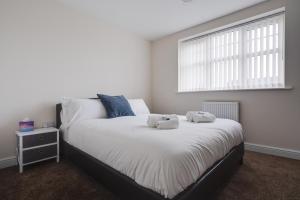 Modern and Cozy Kirkby Retreat Parking Sleeps 5 - Pass the Keys
