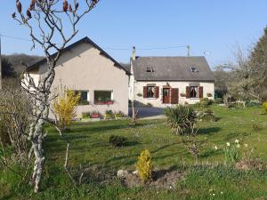Maisons de vacances Charme et Authenticite en Foret Maine Normandie : Demeure Renovee avec Jardin, Ideale pour Sejour Detente - FR-1-410-186 : photos des chambres
