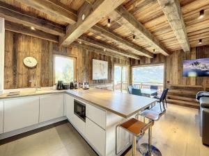 Appartement 4 Chambres avec Terrasse et Parking à Combloux - FR-1-560-66