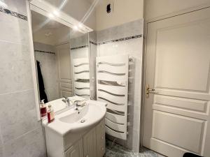 Appartement 2 chambres près de la plage avec balcon, ascenseur, garage et Wi-Fi gratuit - FR-1-361-487