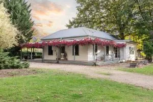Stirling Homestead Farmstay Cottages Mansfield - Booroolite