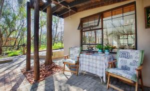 Elsewhere Treehouse and Apartment on the River