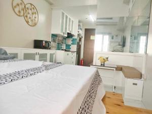 Best 18th floor Condo Studio at The Loop Limketkai Center Lucky 9