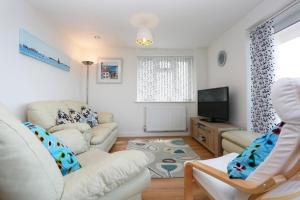 LATITUDE WEST by BOURNECOAST - An Impressive Holiday Apartment with FANTASTIC SEA VIEWS, a Balcony and Parking - FM6180