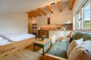 Dom pri jazere, Bešeňová