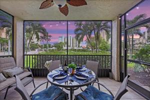 Spacious condo with lanai, pool and steps to beach - Ubytování bez kategorie ve městě Marco Island