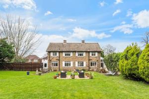 Hidden Cottage with Parking in Esher Surrey - Pass the Keys
