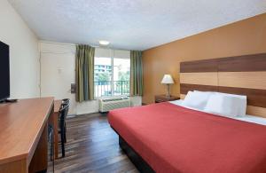 King Room - Non-Smoking room in Americana Inn & Suites Pigeon Forge