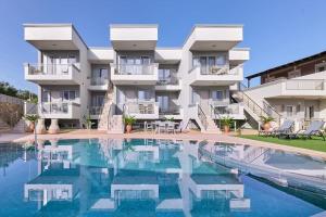 Superior family apartment w/pool dining area