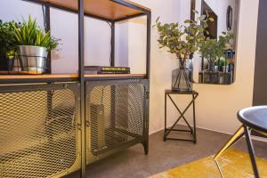 Happy Loft - Colorful Industrial Studio, fast internet, near main station