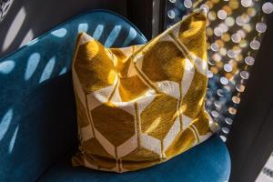 Happy Loft - Colorful Industrial Studio, fast internet, near main station