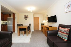 HARTFORD COURT by BOURNECOAST - A Town Centre Holiday Apartment within Walking Distance of the Sandy Beaches - FM3198