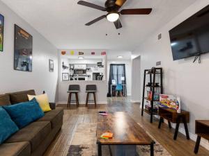 Escape back 2 the 80s90s: DwtnUH MTRAstros