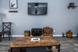 KingBed, Wine Themed,Rodeo, NRG, downtown, UH