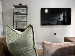 Luxury apt walk to Melrose Arch 10