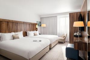 Family Room with Two Double Beds room in Courtyard by Marriott Glasgow Airport