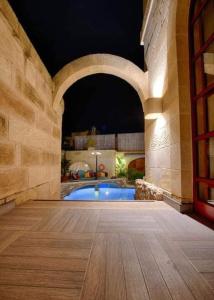 Renovated Farmhouse with Pool, Jacuzzi, Gym in the Village Centre