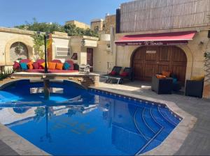 Renovated Farmhouse with Pool, Jacuzzi, Gym in the Village Centre