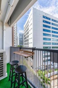 OMP T1-6H, Beach & Pool Access, Near Airport, Fast Wifi, Netflix